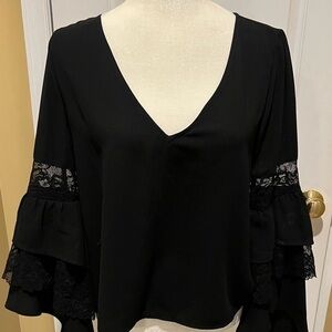 Leith v neck top With Lace Flair Sleeves. Small